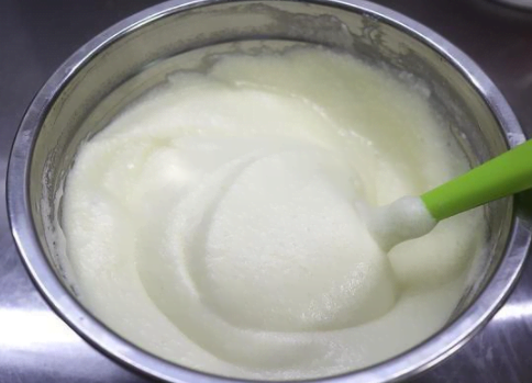 千秋紋鳳梨醬夾心蛋糕，松軟香甜比買的好吃實惠，5個雞蛋就能烤一大盤蛋糕